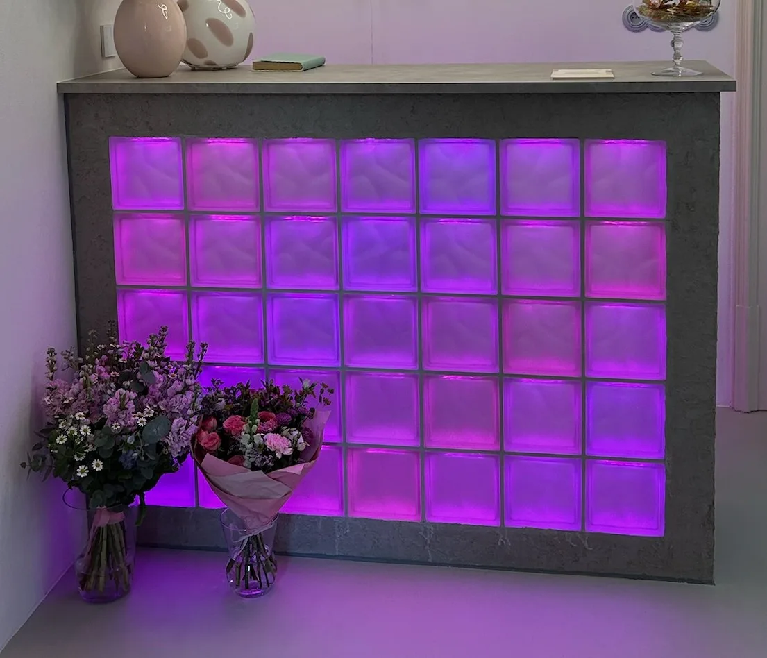 Luxferový pixelový displej v recepčním baru No Limit Art řízený pomocí ESP32